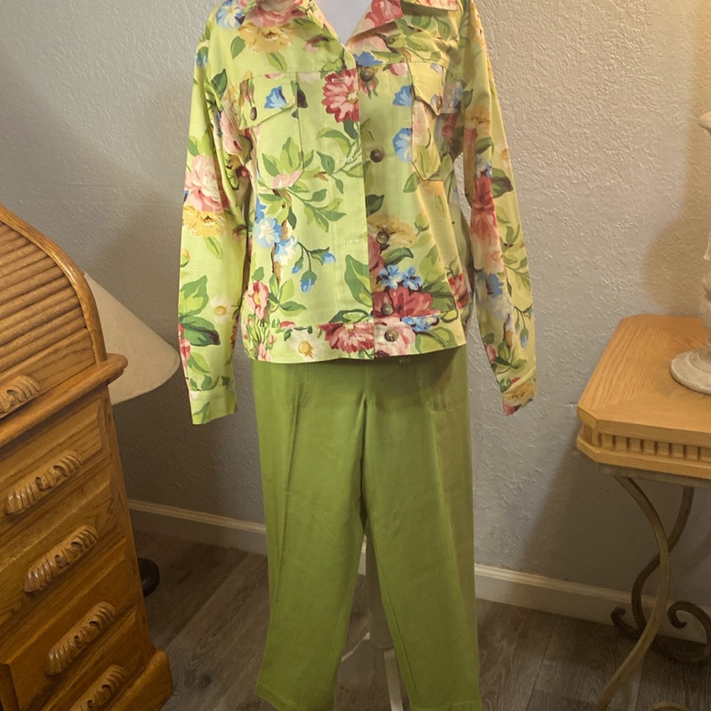 2-Piece Floral Pink Green Jacket with Sold Green Capri Pants Size M